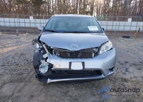2014 Toyota Sienna Xle V6 8 Passenger z USA, uszkodzony, nr VIN 5TDYK3DC8ES505873